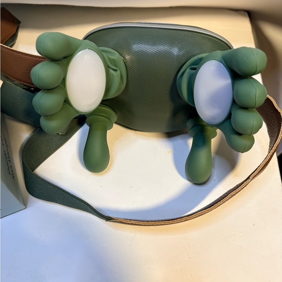 Green Shoulder and Neck Massager - Picture 3 of 7